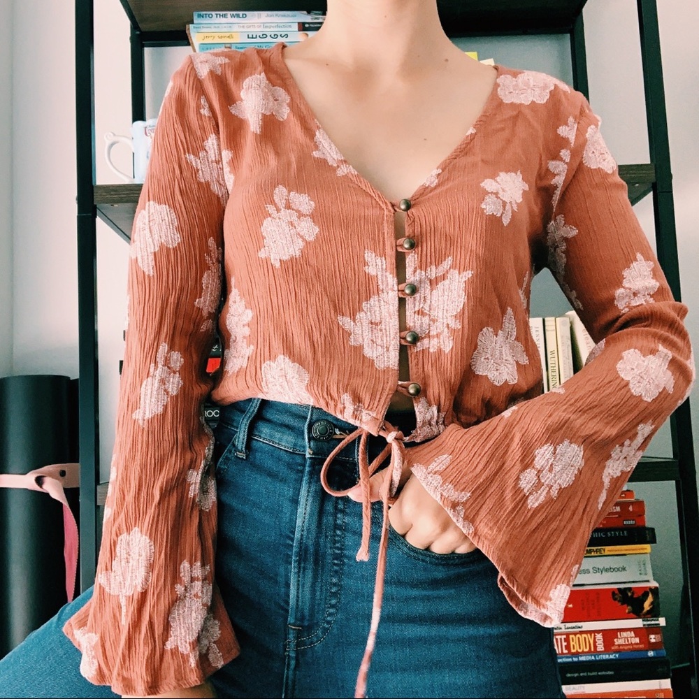 FLORAL BUTTON & TIE FRONT BELL SLEEVE CROP